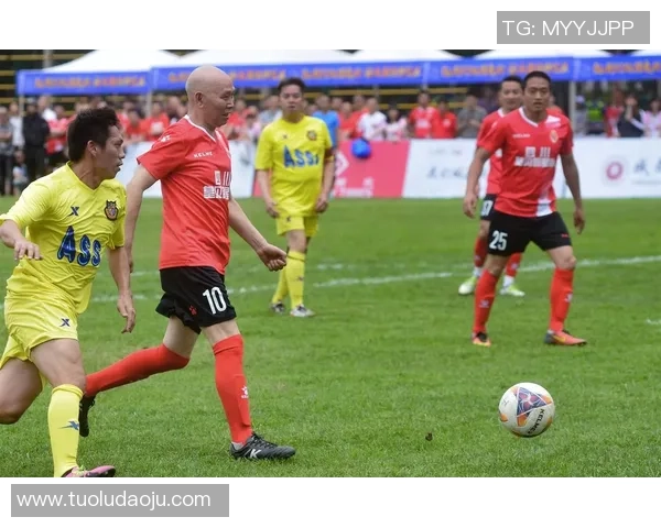 外国足球明星在热带海滩上展开激战,激情四溢的夏日对决引发热议